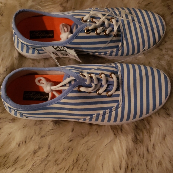 Shoes - Picture 2 of 4